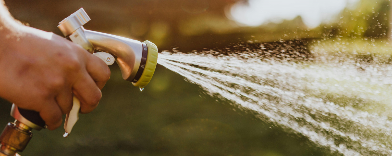 Ein Gartenschlauch spritzt Wasser
