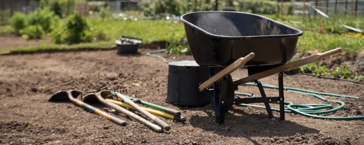 Gartenarbeit im heißen Sommer